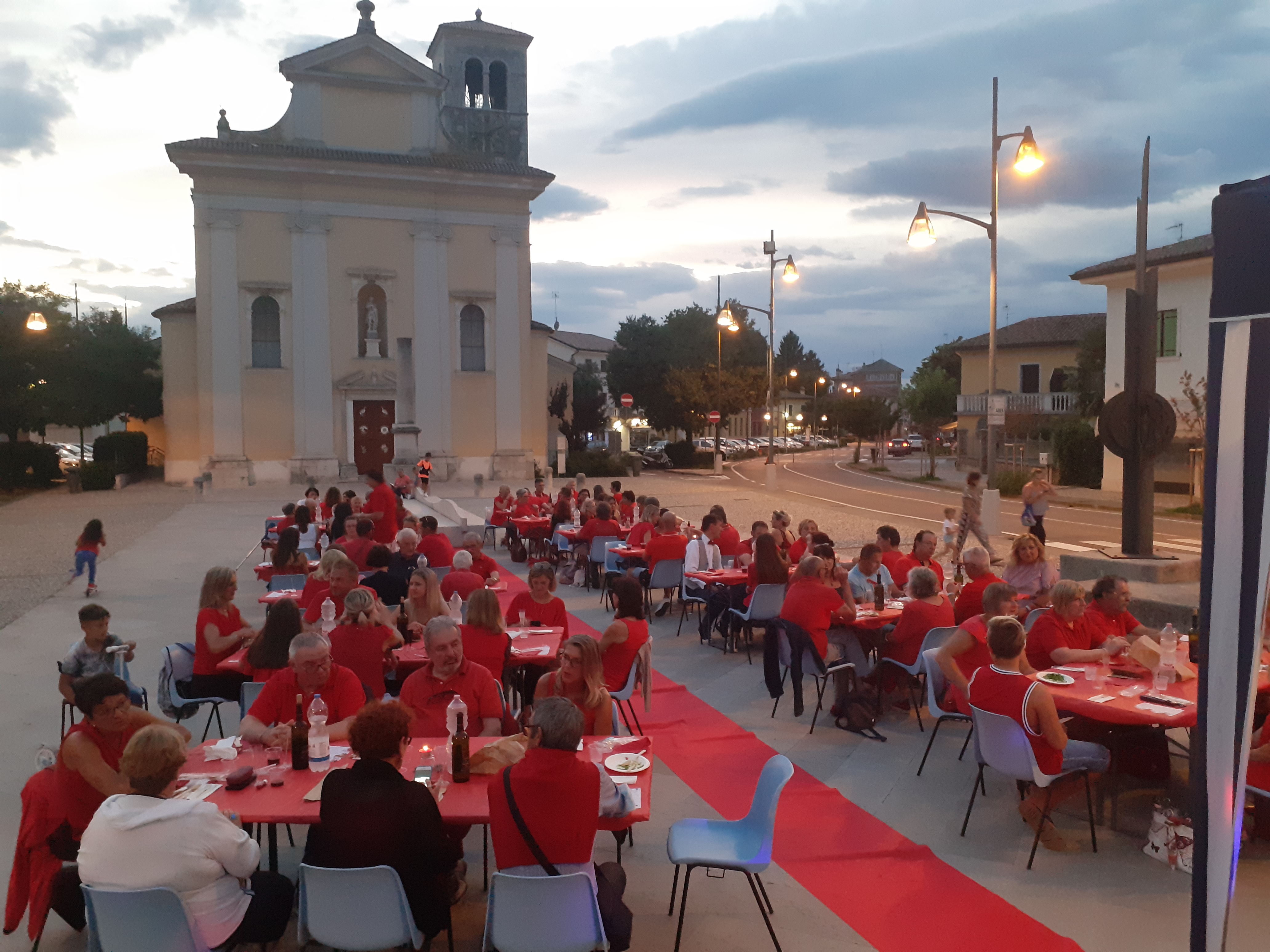 Turriaco si incontra in piazza per la Cena in Rosso e dona oltre mille euro al centro antiviolenza